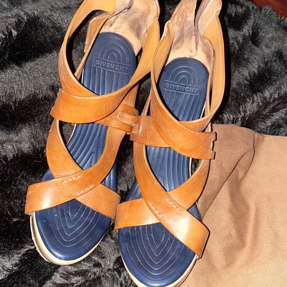 Givenchy - Picture 4 of 7